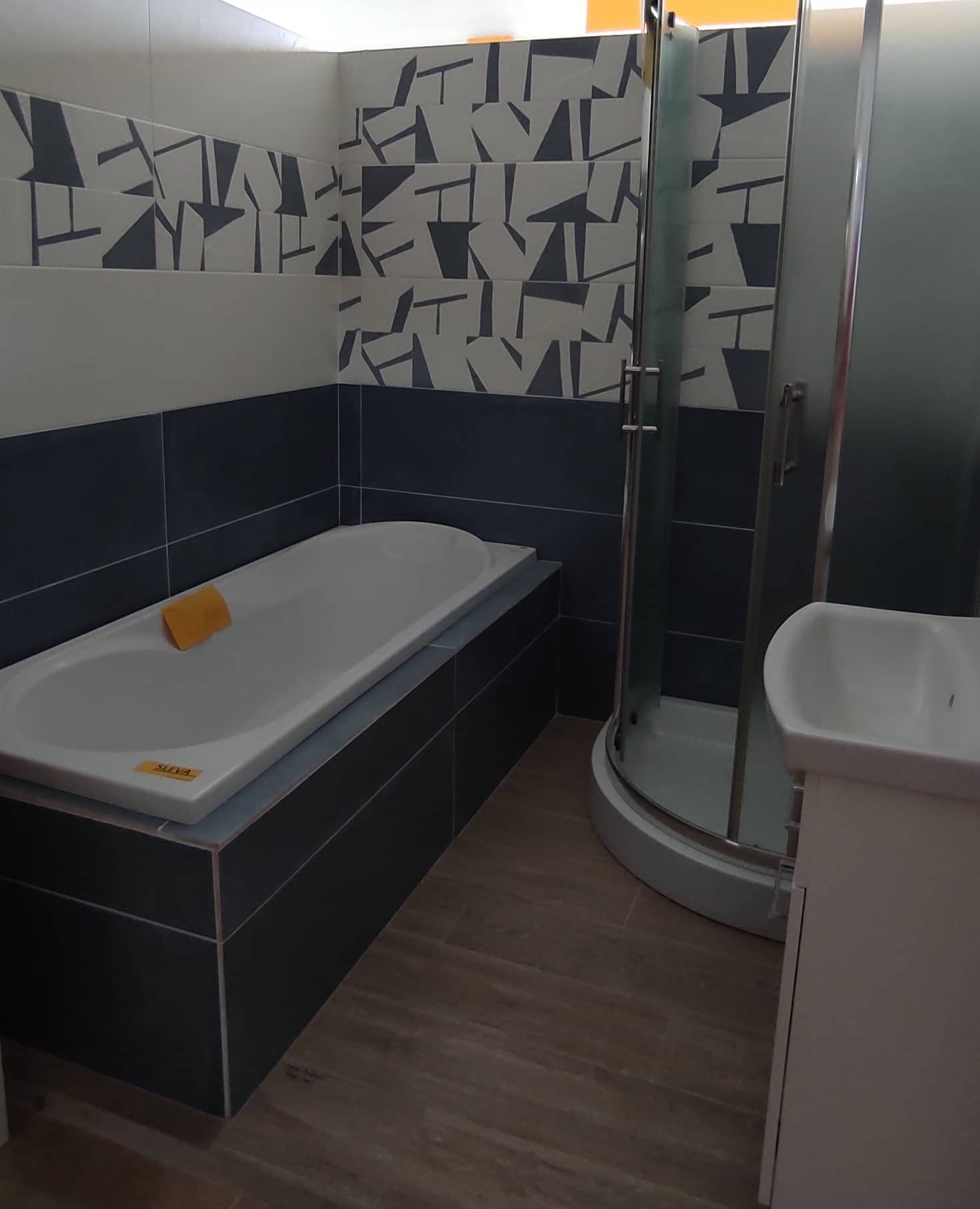 Obrázek Vzorová kóje v moderním designu. Velkoformátový obklad s geometrickým dekorem. 
